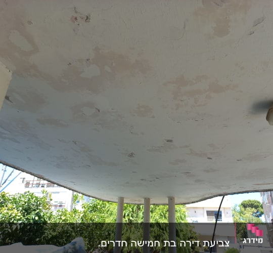 תקרה מתקלפת עם סימני צבע מתקלף